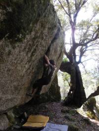 Escalade en bloc - "la fissure", à Petreto, val di Santo, Corse. 7b