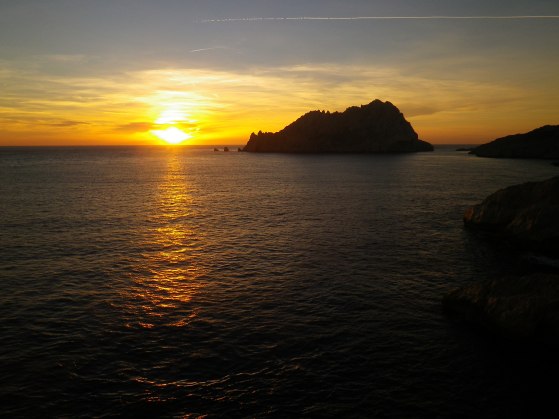 La grande voie est souvent bien plus que de l'escalade - Coucher de soleil à Calelongue, au sommet du rocher des Goudes. Calanques de Marseille