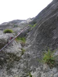 Milieu du grand dièdre: ça y est, la végétation a laissé place au rocher!