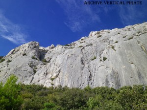 Paroi des deux Aiguilles. A droite le grand mur, secteur mythique aux voies dures et engagées, à gauche l'arête des masques de pierre