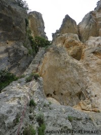 La ligne de Bottes Surbottes vue du bas. La première longueur suit la fissure évidente, puis la voie continue dans le dièdre/couloir au dessus