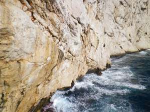 Troisième longueur, une traversée dans des strates déversantes