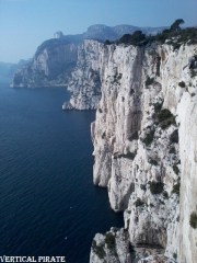 Au premier plan, les falaises de l'Eissadon, puis le cirque du Devenson, au loin la grande Candelle puis le cap Morgiou