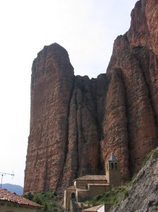 La Murciana est une directe au sommet qui passe par le dièdre bien marqué puis la traînée blanche, due à la magnésie