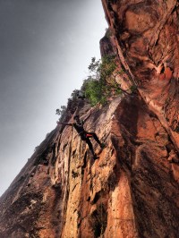 Un local s'essaie à la grimpe!