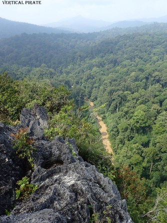 Du sommet, la rivière d'accès