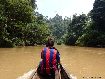 Une approche très originale, en pirogue!