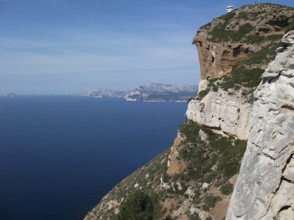 Le début de la traversée Philémon, en arrière plan les Calanques...