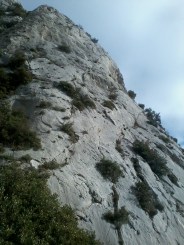 Le départ indiqué sur le topo semble suivre la ligne de trous...