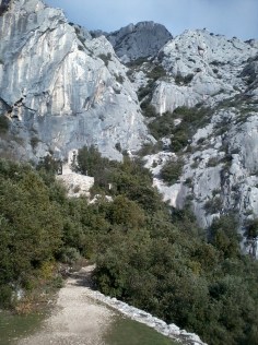 La chapelle Saint Ser, dominée au loin par le Baou des Aigles