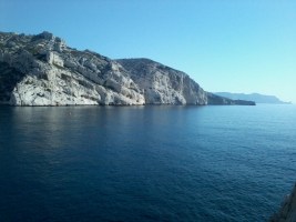 De gauche à droite: Secteur arche perdue, falaise du Cancéou et cap Morgiou, vu depuis le bec de Sormiou