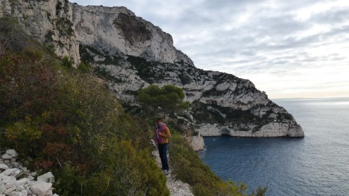 Sous la Grande Candelle, on voit au loin la pointe précitée où démarre la traversée. On devine bien l'anse formée par la calanque de l’œil de verre