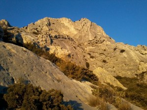 Du sommet du mur, le sommet de Sainte Victoire est encore loin... Le grand parcours est une voie partant des deux aiguilles, et qui se poursuit jusqu'au... Sommet!