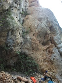 Au pied de la première longueur