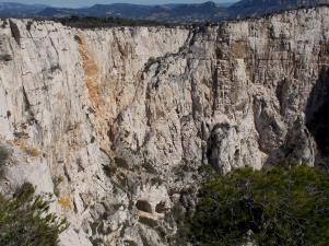 La voie de la De Gasquet suit la rampe ascendante à droite