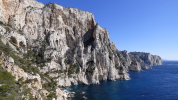 Les falaises du Devenson - A gauche, nous devinons la ligne
