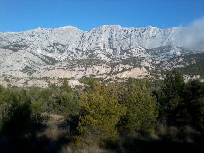 A gauche, la paroi de la Vierge, et au centre l'imposant pilier des fourmis
