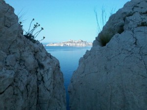 De la brèche au col, vue sur l'île de Riou
