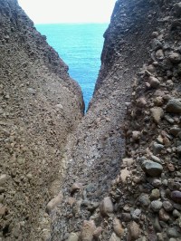 Dans la gorge de sortie, le rocher local.