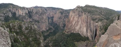 Le Candemana Canyon - Sauvage, isolé, et encore peu exploré... Sur la droite, la cascade de Basaseachi