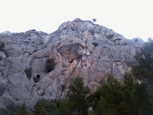 La paroi - la voie rentre dans la première grotte (à côté d'un arbre) pour ressortir par celle sous le toit.