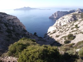La vire d'accès - au fond les îles